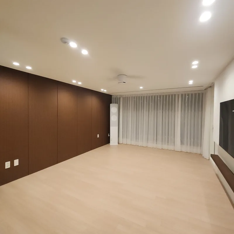아파트 거실 다크 우드 포인트월