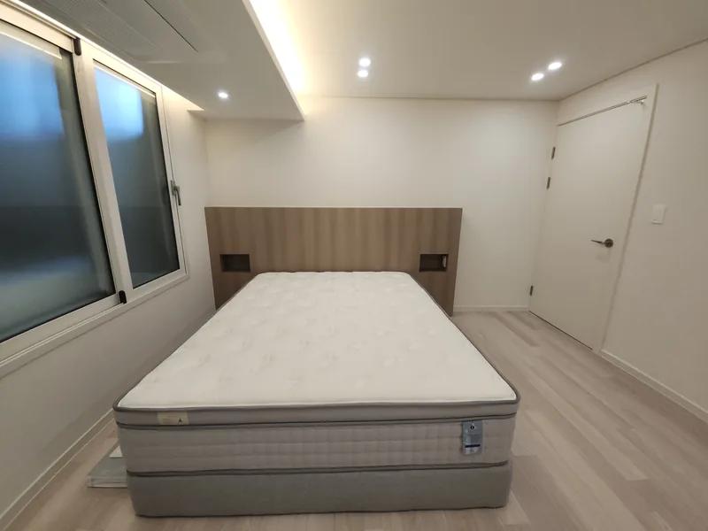 아파트 침실 우드 헤드보드